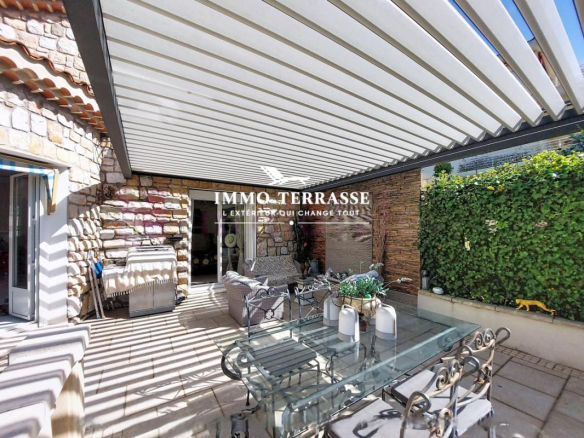 Terrasse d'une maison en pierre avec mobilier extérieur à Nice, Mont Boron.