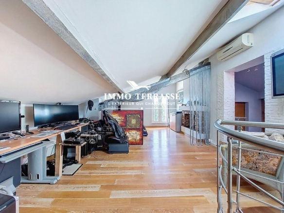 Intérieur d'une maison à Nice Mont Boron avec un espace de vie moderne et des équipements informatiques.