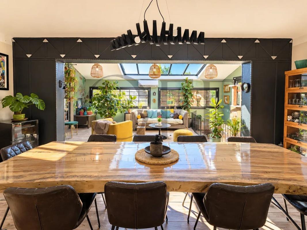 Intérieur d’une villa à Marseille Intérieur d'une villa de plain-pied avec une grande table à manger et un salon lumineux.