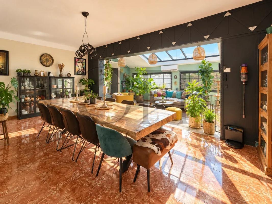Intérieur d’une villa à Marseille 13e Intérieur d'une villa de plain-pied avec salle à manger et espace de vie lumineux, Marseille 13e.