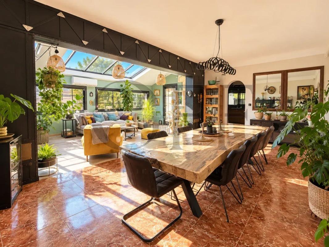 Intérieur d’une villa à Marseille Intérieur d'une villa de plain-pied avec salle à manger et salon lumineux, Marseille 13e