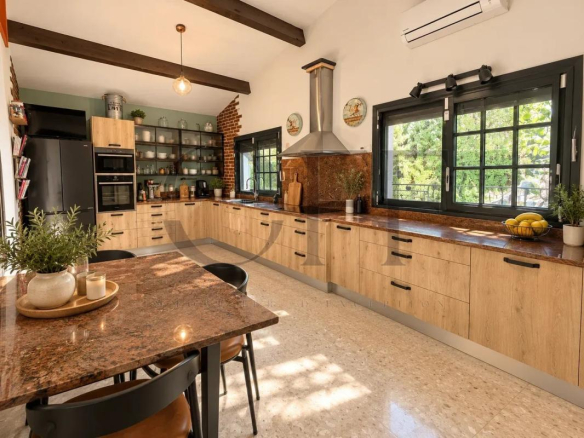 Cuisine moderne avec meubles en bois et comptoir en granit, lumineuse et spacieuse.