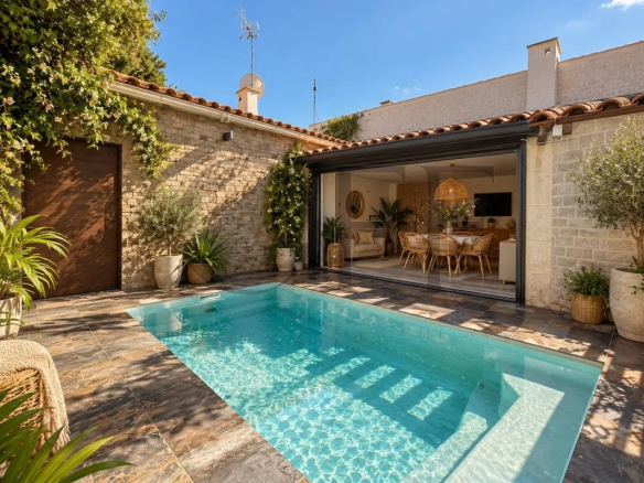 Villa de plain-pied avec piscine à Marseille 13e, architecture baroque et espace extérieur.