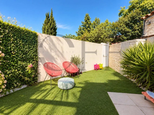 Espace extérieur d'une villa avec jardin et fauteuils modernes à Marseille 13e.