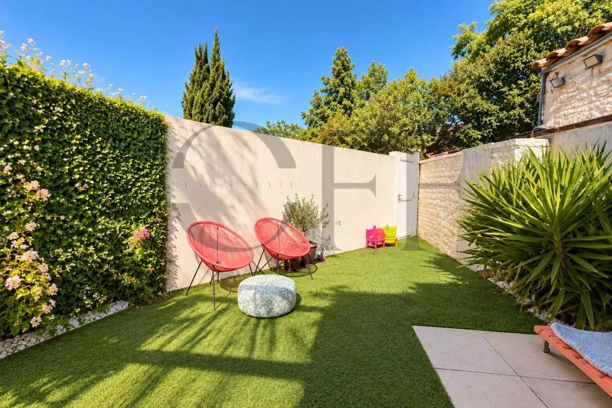 Espace extérieur de la villa à Marseille 13e Espace extérieur d'une villa avec jardin et fauteuils modernes à Marseille 13e.