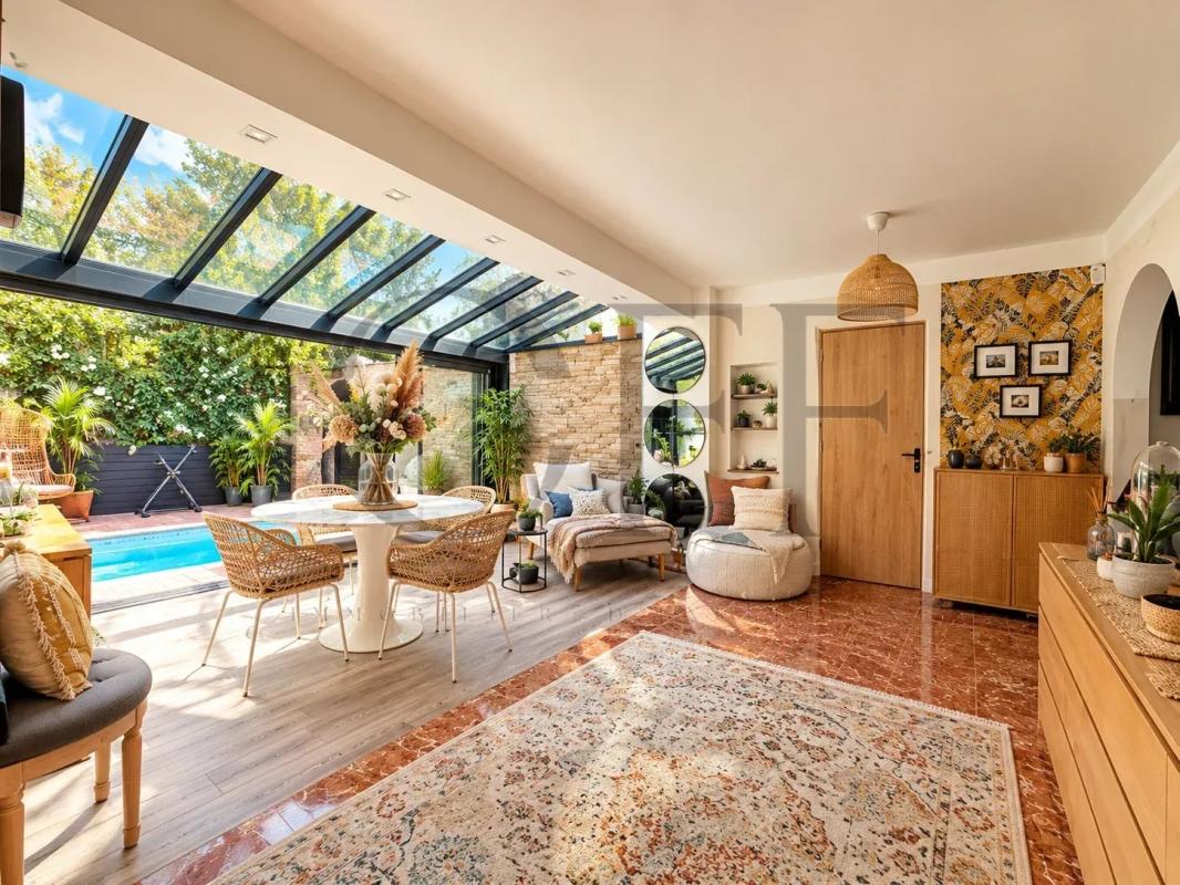 Intérieur d’une villa à Marseille 13e Intérieur d'une villa de plain-pied avec piscine, décorée avec goût, à Marseille 13e.