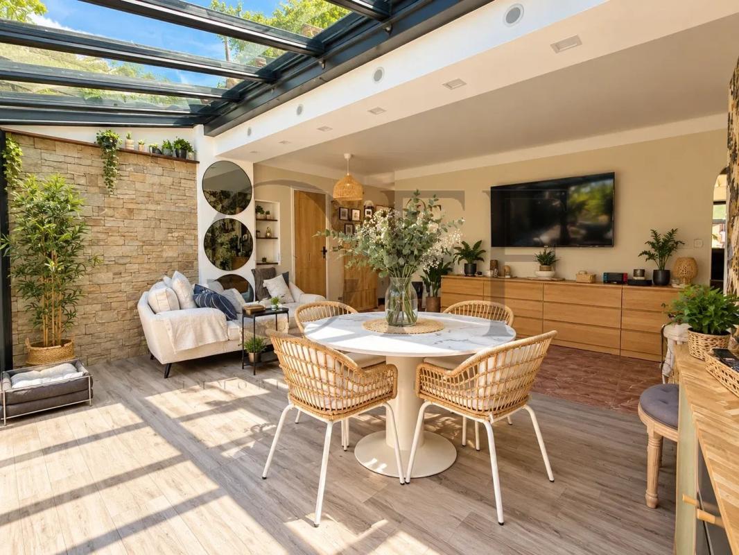 Intérieur d’une villa à Marseille Intérieur d'une villa moderne avec un salon lumineux et une salle à manger, baignée de lumière naturelle.