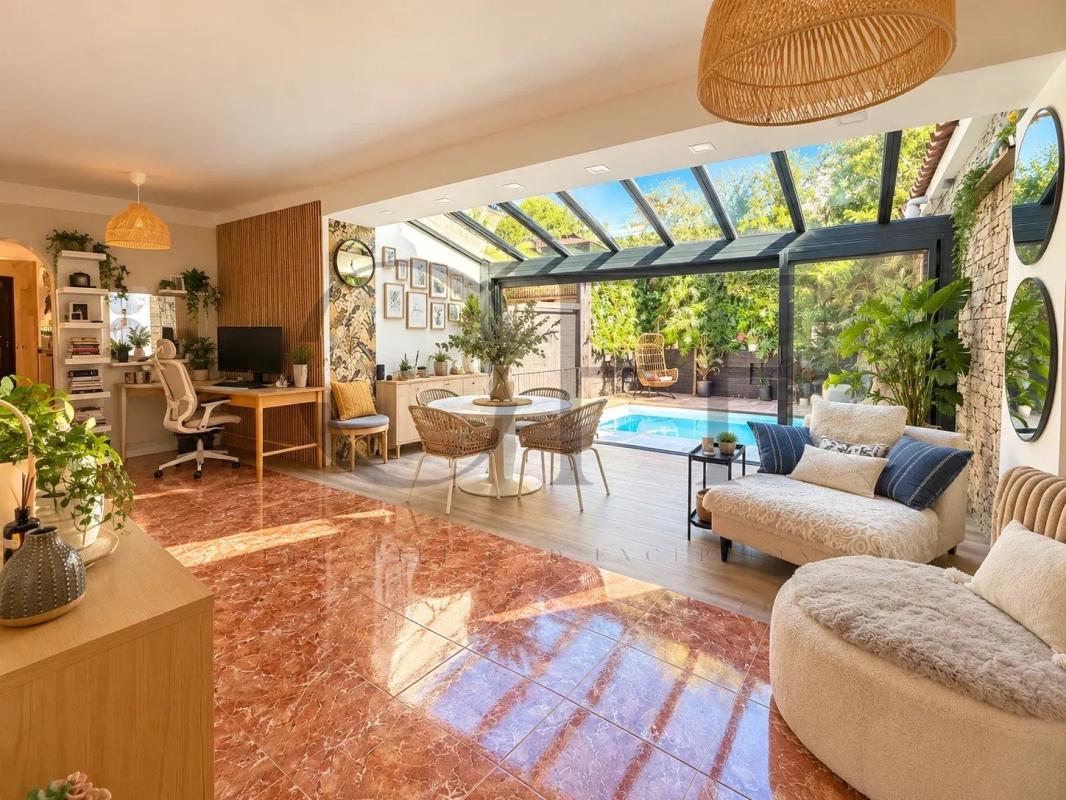 Intérieur d’une villa à Marseille Intérieur d'une villa de plain-pied avec salon lumineux, piscine visible à l'extérieur.