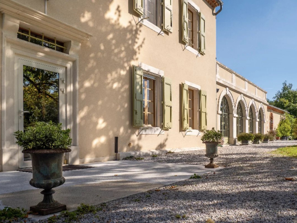 Renovated mansion with chapel and park near Castres