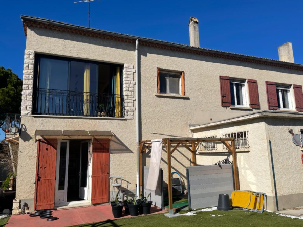 Maison de village de 310m2 sur 790m2 de terrain aménagé, sans vis-à-vis direct, offrant une possibilité de revenu locatif