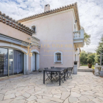 A VENDRE A FREJUS MAISON DE CARACTERE AVEC APPARTEMENT INDEPENDANT