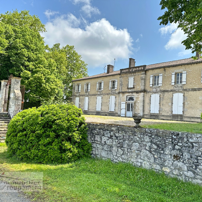 10 minutes from Aubenas by car. Property of 1000