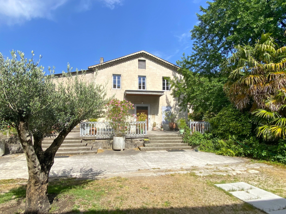 A 10 minutes d’AUBENAS en auto. Tènement immobilier de 1000