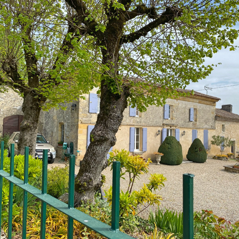 A 10 minutes d’AUBENAS en auto. Tènement immobilier de 1000