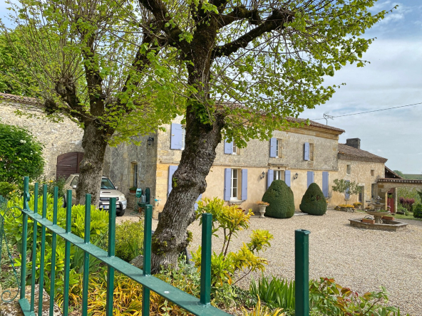 Large Girondine Mansion with Outbuildings