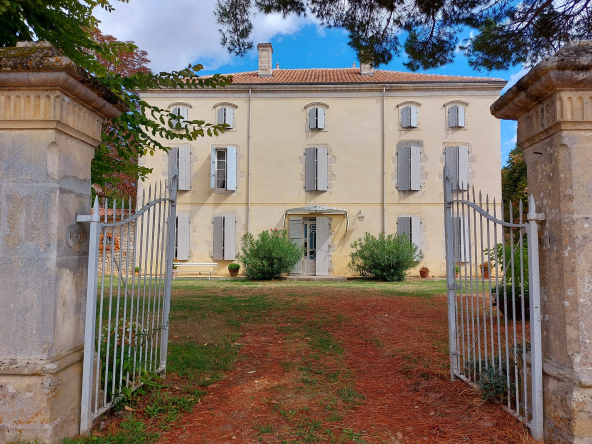Magnifique Chateau du 19ème avec Maison de Gardien et Chapel