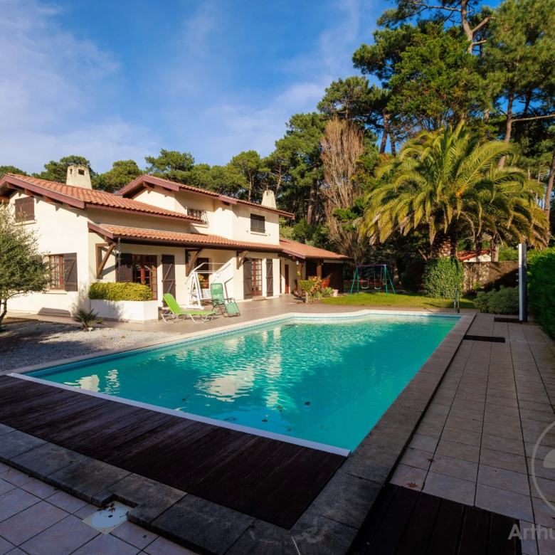 Très belle maison de 258m2 bien entretenue – 4 chambres – Piscine intérieure – Domaine privé du Haut Bissin – Garage – Terrain de 1800m2