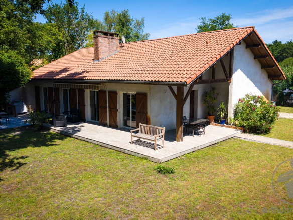 House with exceptionally spacious rooms, just steps from Lake Sanguinet
