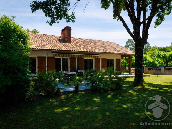 House with exceptionally spacious rooms, just steps from Lake Sanguinet