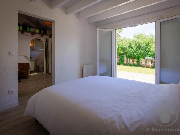 Chambre lumineuse avec accès à un jardin, maison à Sanguinet près du lac.