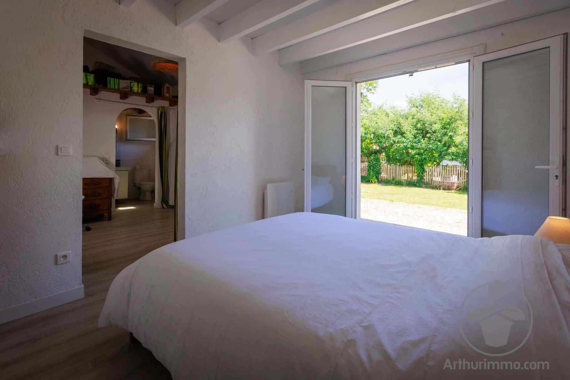 Chambre dans une maison à Sanguinet Chambre lumineuse avec accès à un jardin, maison à Sanguinet près du lac.