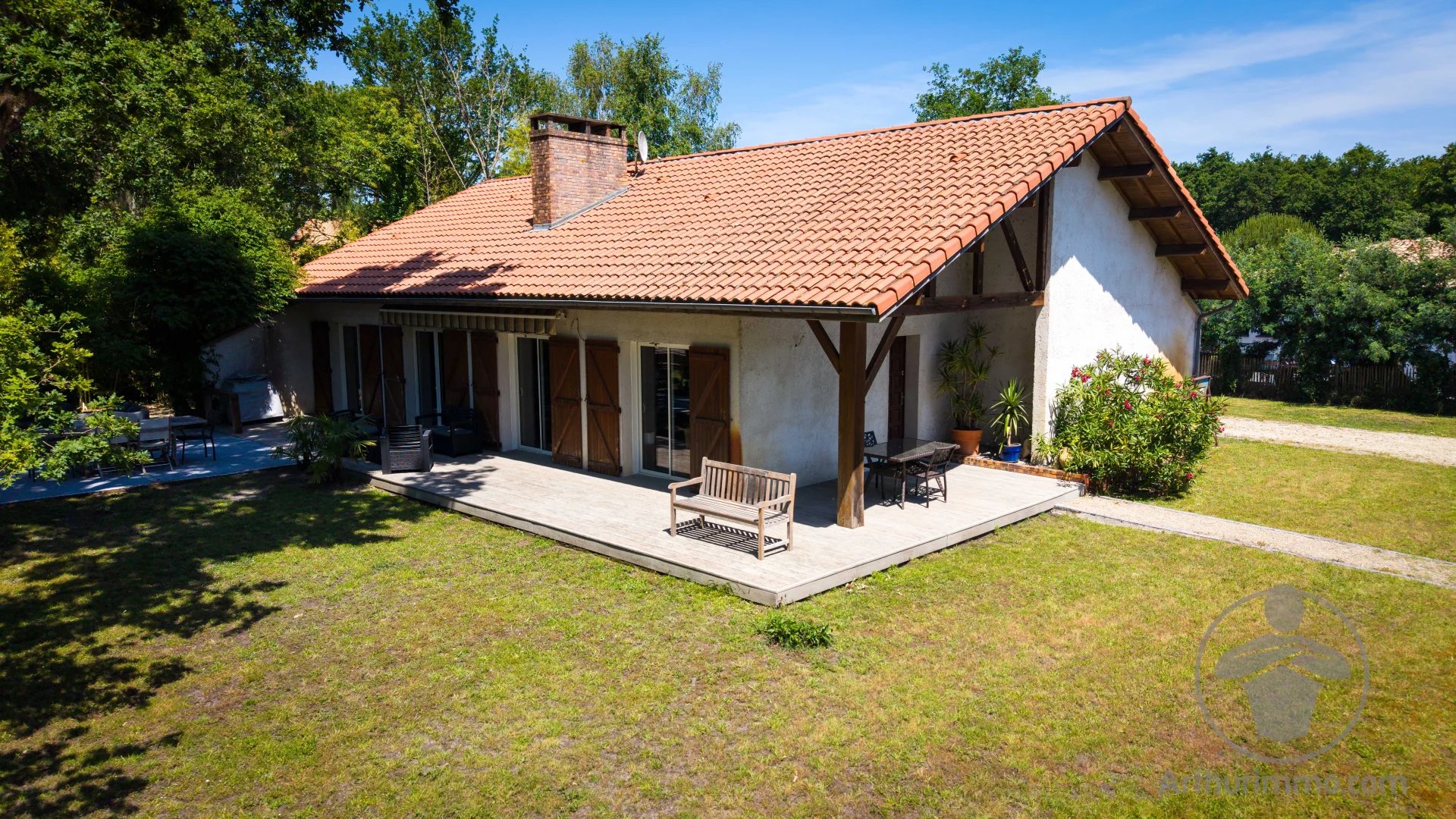 Maison aux volumes rares à Sanguinet Maison spacieuse avec terrasse, située près du lac de Sanguinet.