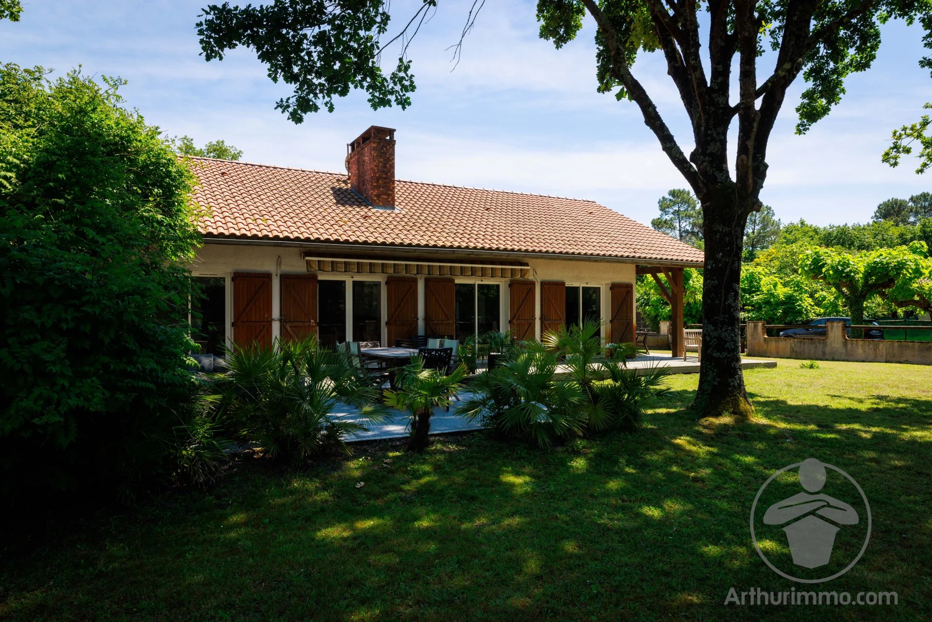 Maison spacieuse à Sanguinet Maison avec jardin et terrasse, entourée d'arbres, à Sanguinet près du lac.