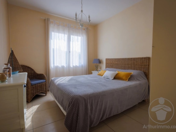 Room with double bed and simple decor in a house in Parentis-en-Born.