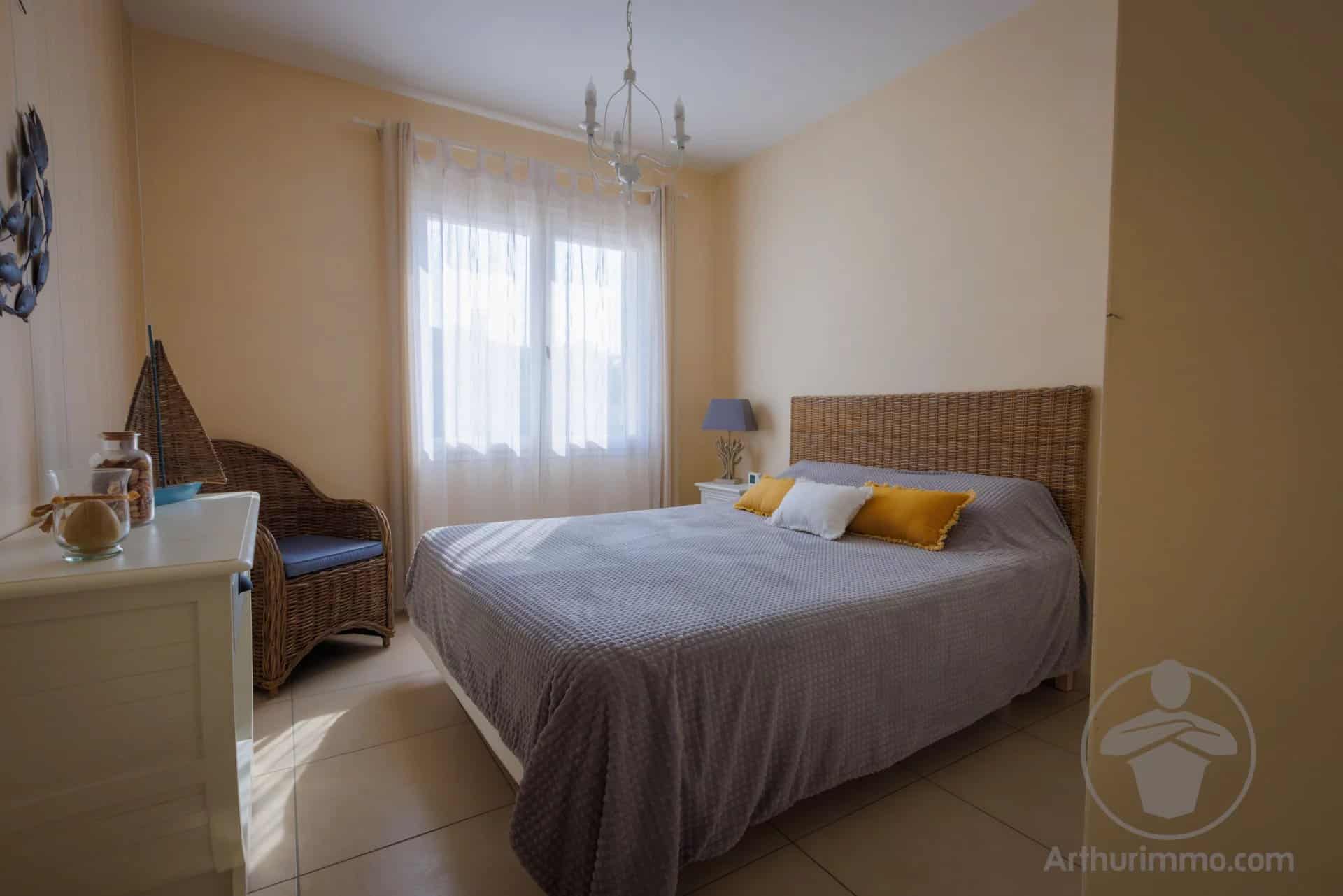Room with double bed and simple decor in a house in Parentis-en-Born.