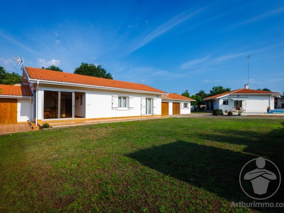 Property with two houses and swimming pool on a plot of 2,063 m² in Parentis-en-Born.