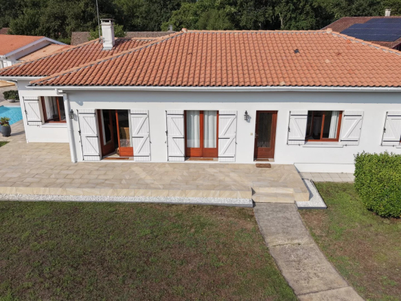 Exterior view of a property with two houses and a swimming pool in Parentis-en-Born.