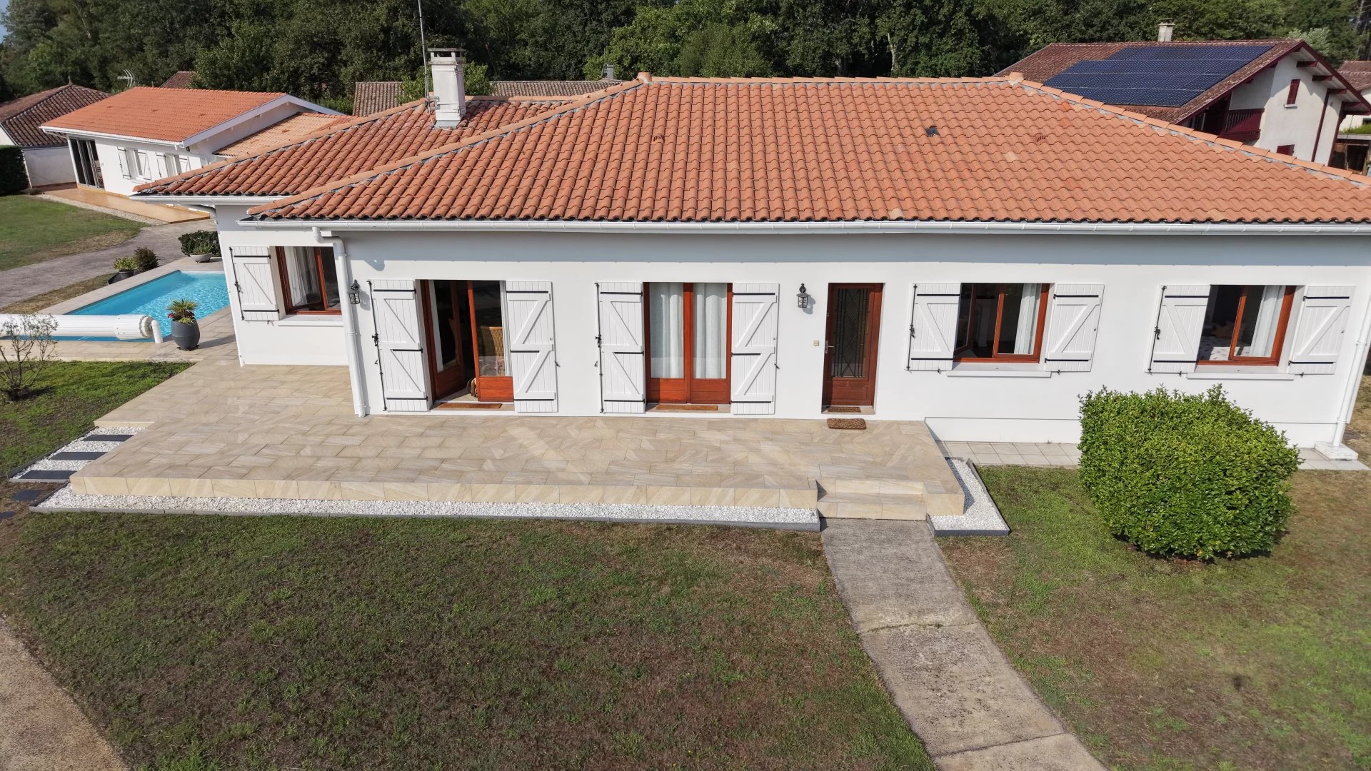 Exterior view of a property with two houses and a swimming pool in Parentis-en-Born.