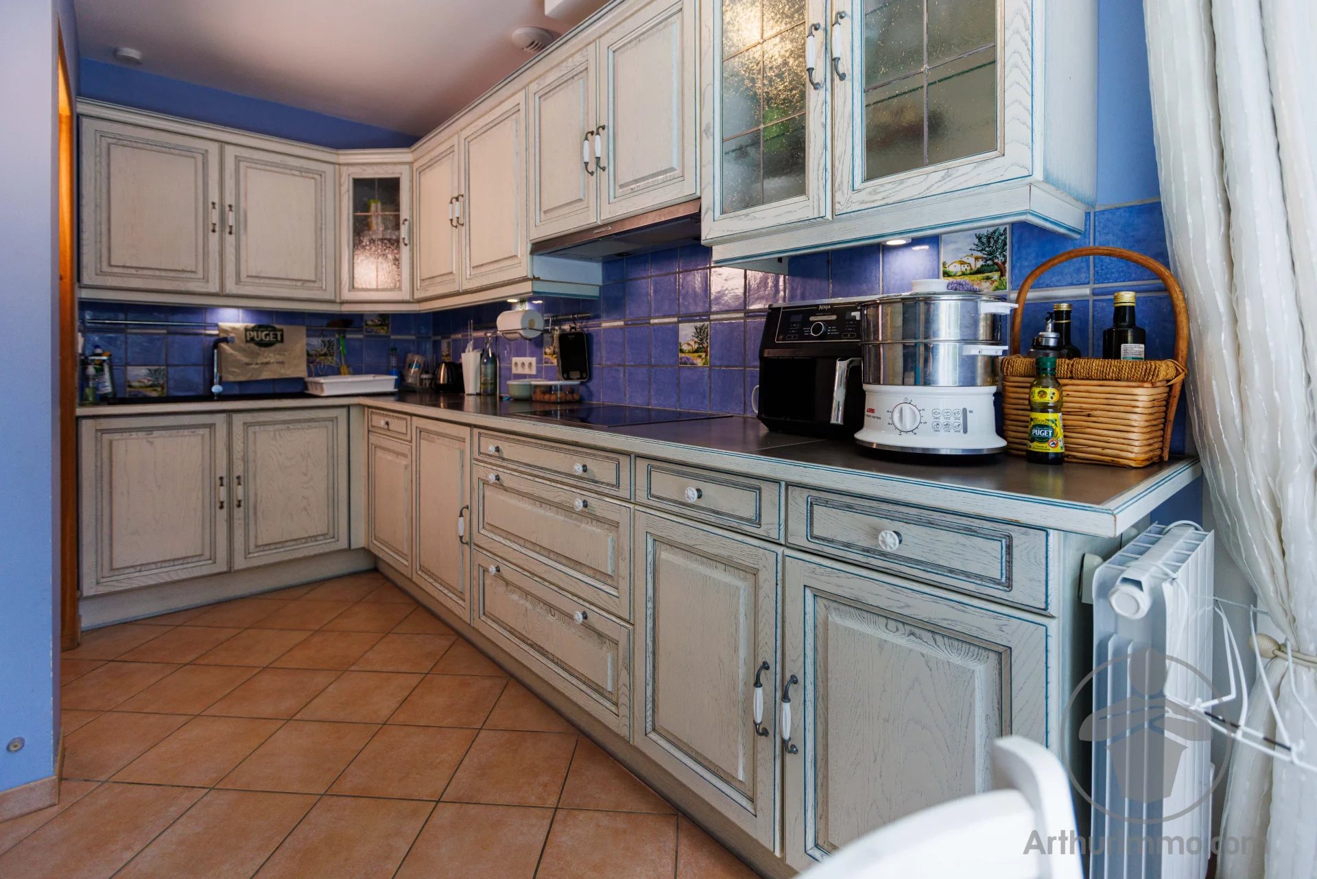 Kitchen of a property with character Kitchen of a house in the Landes region with light wood furniture and beige tiles.