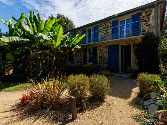 Stone house in the Landes region with gîtes and wooded garden in Liposthey, Landes.