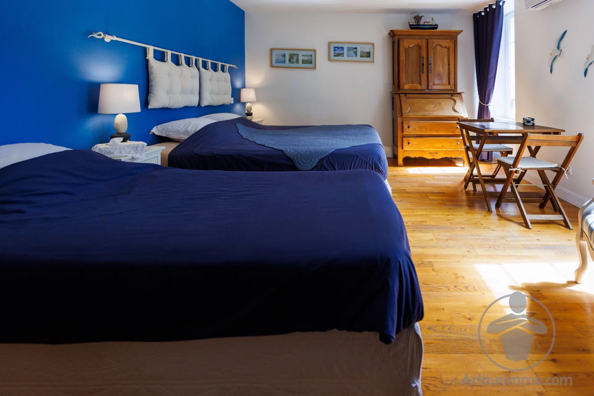 Bed and breakfast in a Landes house Guest room with two beds and wooden furniture in a property with character.