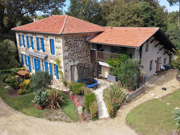 Character property with stone house, gîtes and wooded garden in Liposthey, Landes.
