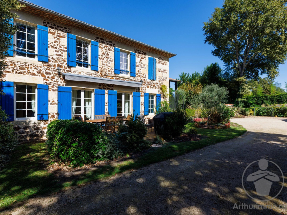 Landes-style stone house with blue shutters, landscaped garden and independent cottages in Liposthey.