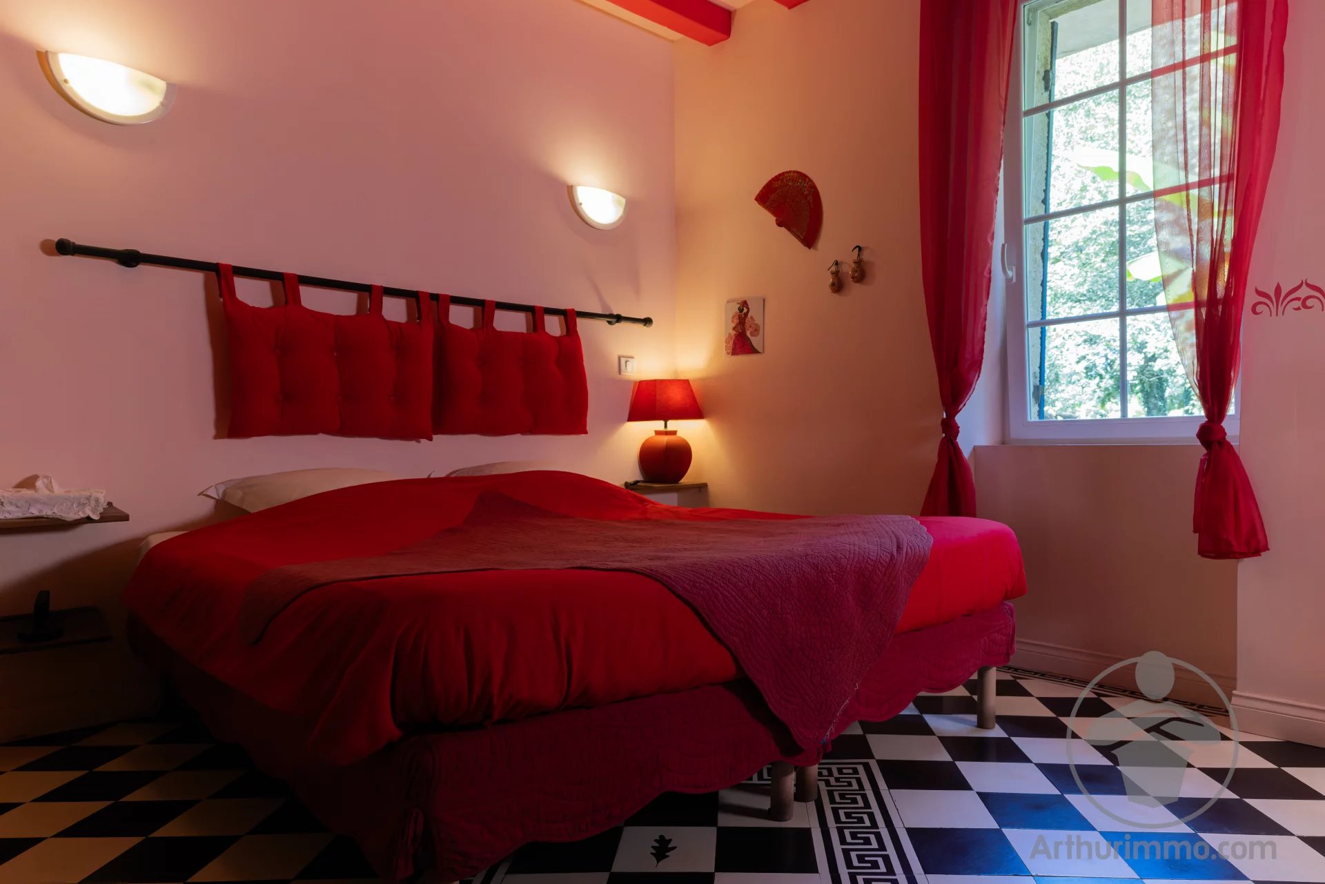 Bed and breakfast with red decor Room with double bed and red decor, windows overlooking the garden.
