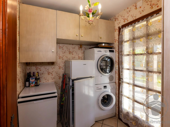Buanderie avec lave-linge et sèche-linge dans une maison familiale à Biscarrosse Plage.
