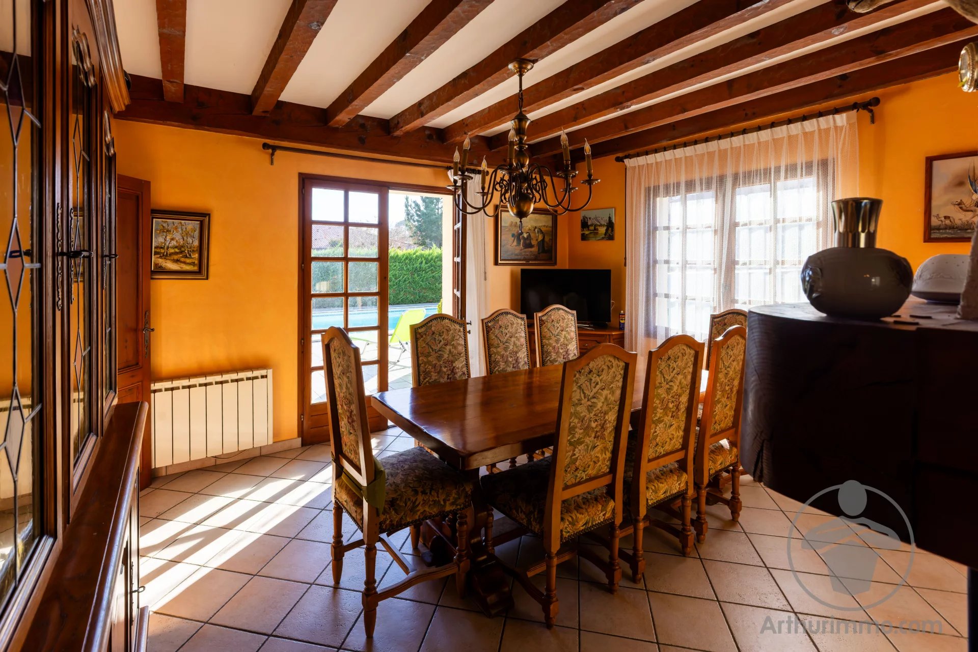 Salle à manger d’une maison familiale Intérieur d'une maison familiale à Biscarrosse Plage, salle à manger avec table et chaises en bois.