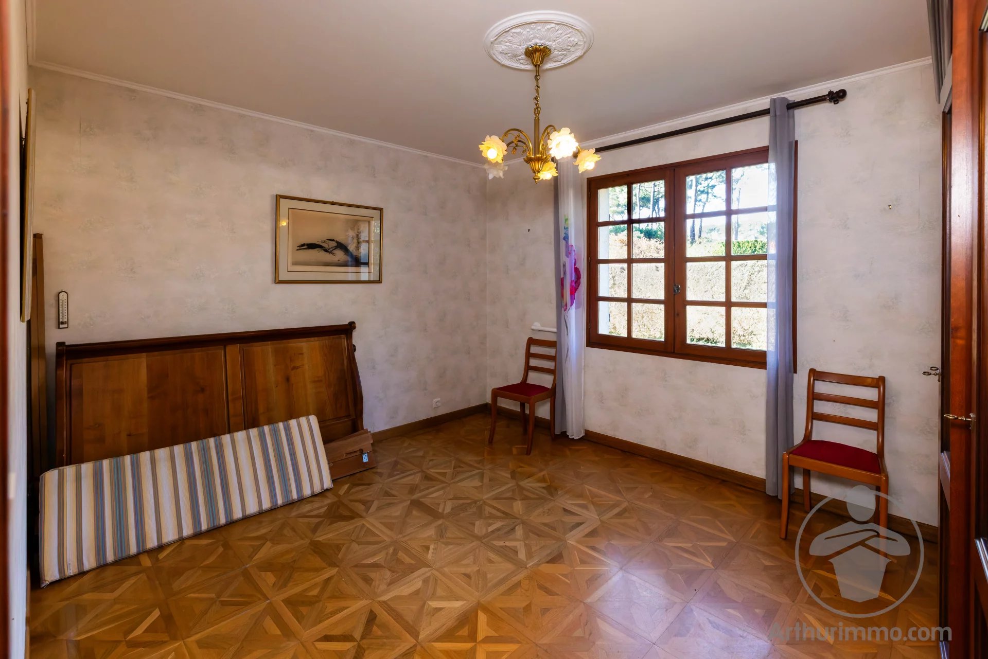 Intérieur d’une maison familiale à Biscarrosse Plage Intérieur d'une maison familiale à Biscarrosse Plage avec parquet et fenêtres en bois.