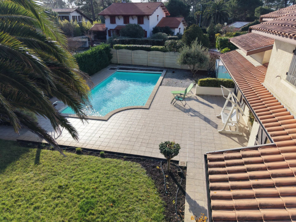 Vue aérienne d'une maison avec piscine et jardin à Biscarrosse Plage.