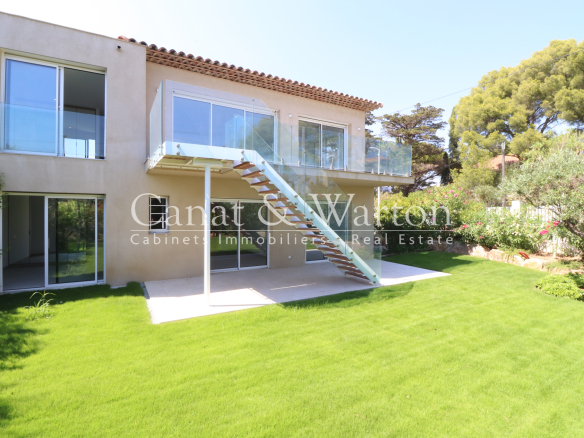 Quartier sought in Cavalaire: new villa with sea view