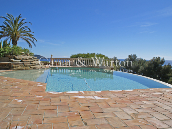 À 500 M DE LA PLAGE: PROPRIÉTÉ AU RAYOL-CANADEL AVEC VUE MER