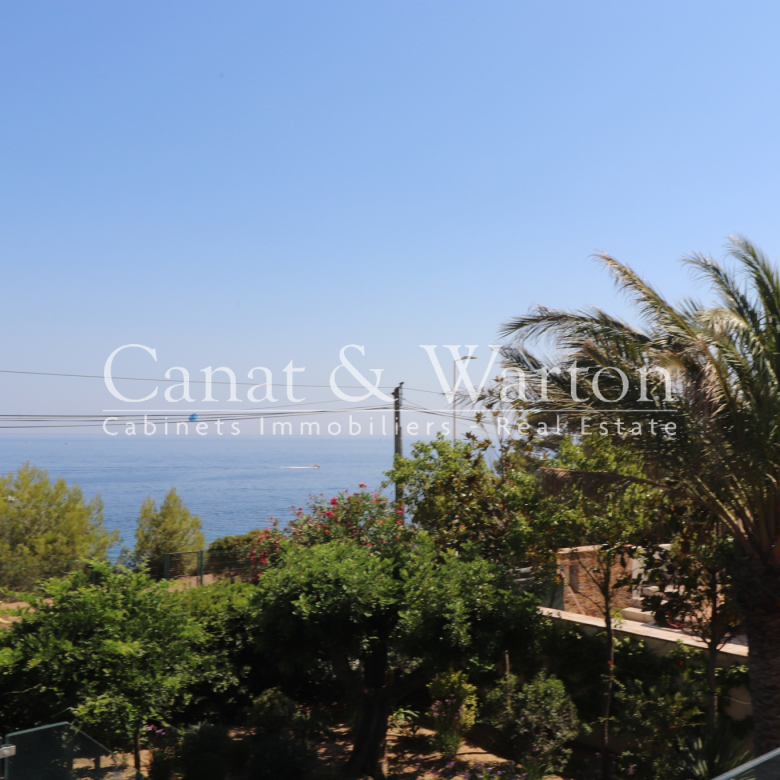 QUARTIER RECHERCHÉ À CAVALAIRE: VILLA NEUVE AVEC VUE MER