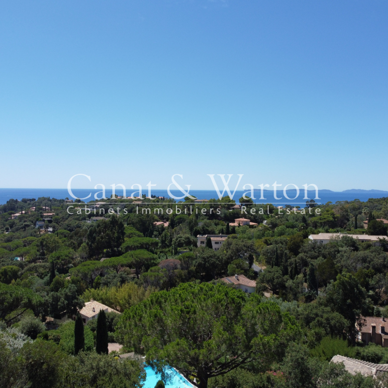 QUARTIER RECHERCHÉ À CAVALAIRE: VILLA NEUVE AVEC VUE MER