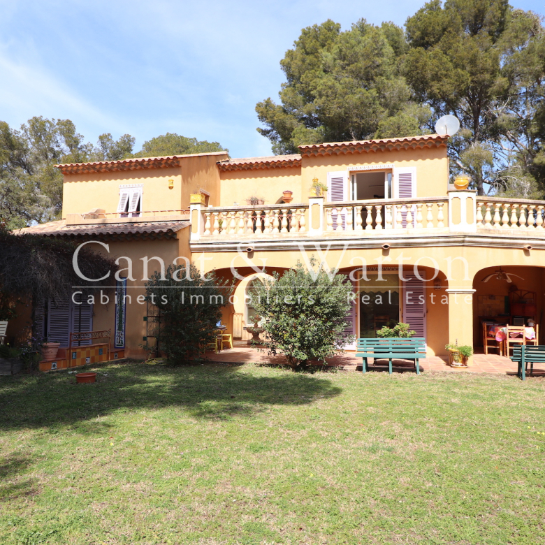 VILLA RÉNOVÉE À CAVALAIRE AVEC VUE MER & PISCINE