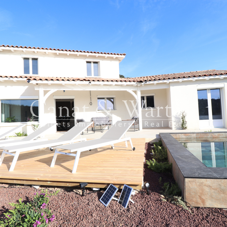 À 350 M DE LA PLAGE: VILLA AVEC UNE VUE MER EXCEPTIONNELLE À