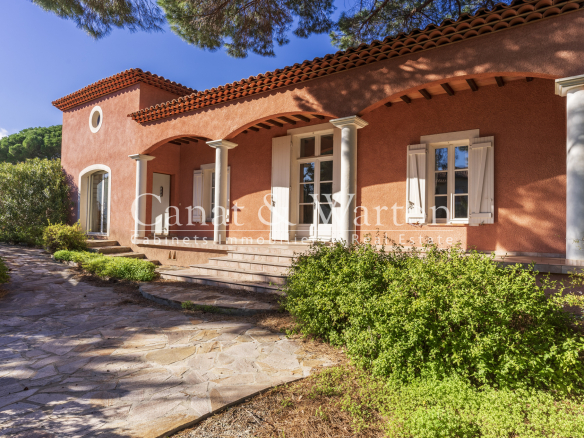 700M FROM THE CITY CENTRE: CHARACTER VILLA WITH POOL