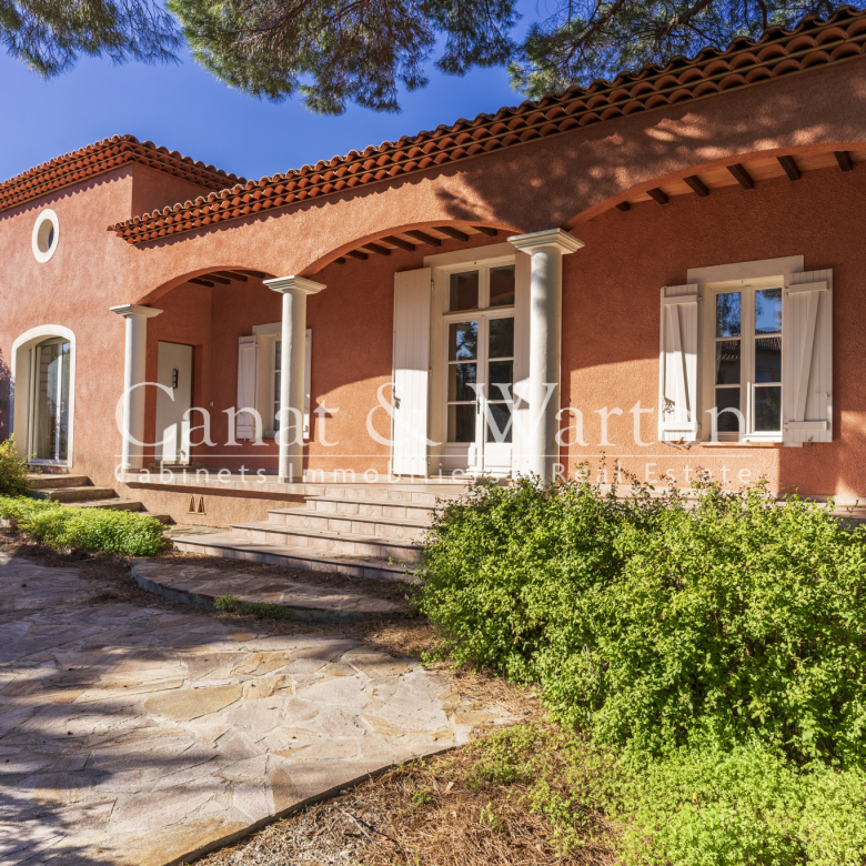 4-bedroom 'rooftop villa' in Cavalaire with sea view